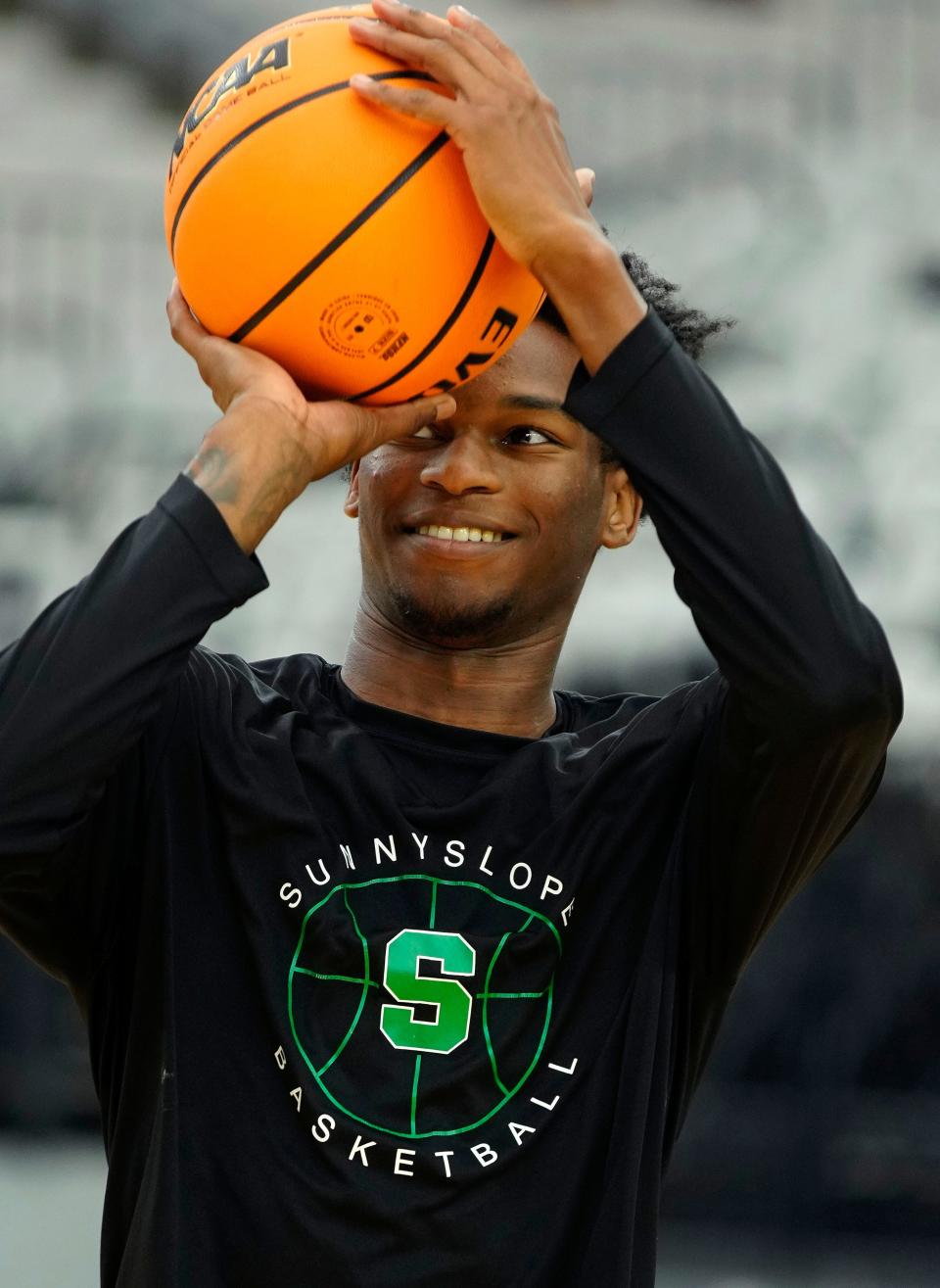 Jai Anthoni Bearden (12) warms up prior to a game during the Section 7 Basketball Tournament at State Farm Stadium in Glendale on June 23, 2023.