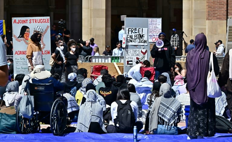 Des étudiants manifestent en soutien à Gaza, sur le campus de l'UCLA, à Los Angeles le 26 avril 2024 (Frederic J. BROWN)