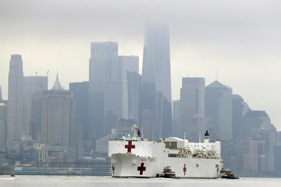 Fotografía de archivo del lunes 30 de marzo de 2020, del barco hospital USNS Comfort antes de atracar en la ciudad de Nueva York. (AP Foto/Seth Wenig)