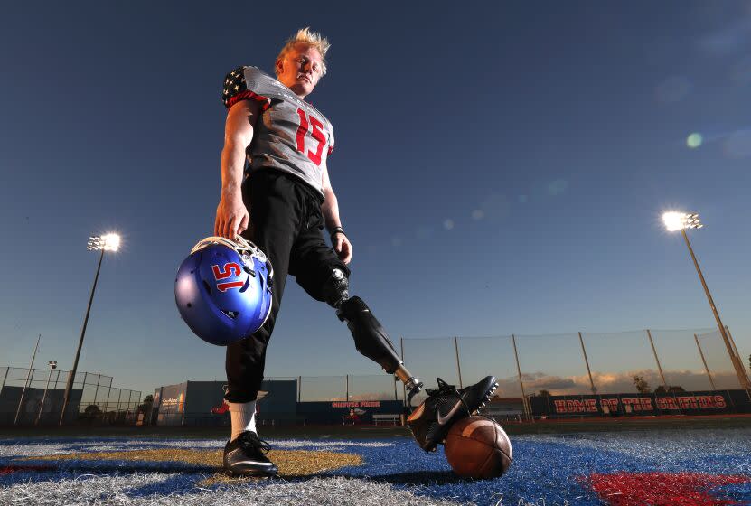 Los Alamitos, CA, Wednesday, November 9, 2022 -Los Alamitos High football long snapper Carson Fox. Fox wears a prosthetic a year after losing his left leg to a rare form of cancer. (Robert Gauthier/Los Angeles Times)
