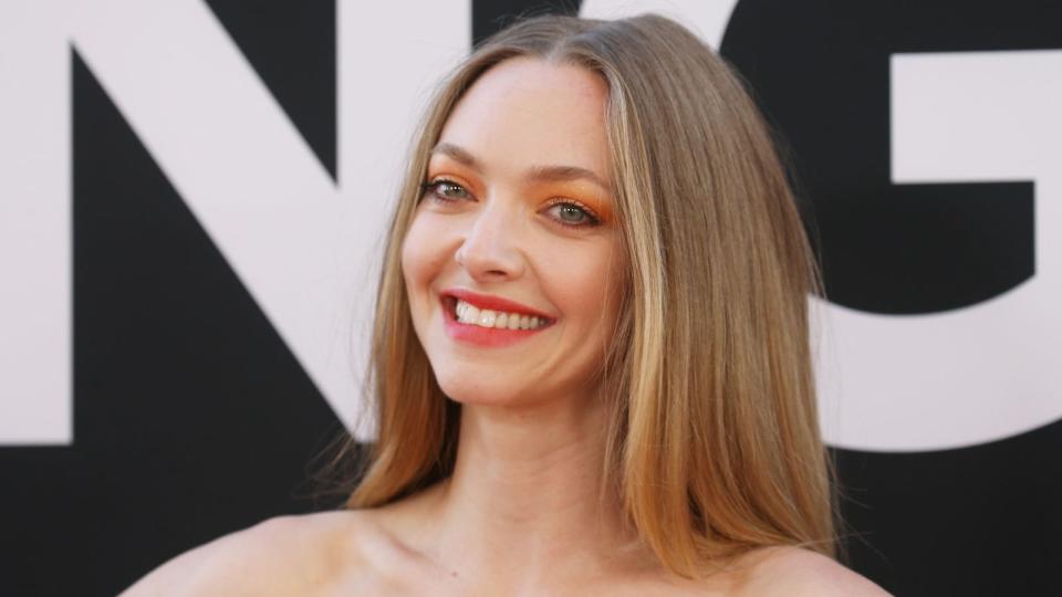 Amanda Seyfried wearing eye makeup look blue eyes