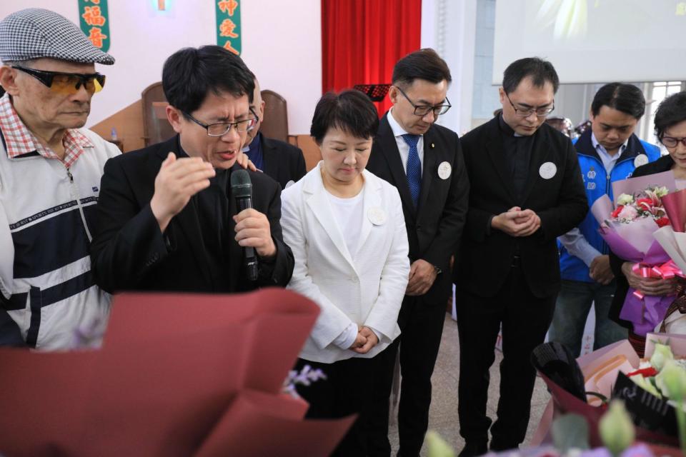 ▲盧市長為受難者與家屬祝禱並獻花致敬。(圖/台中市政府提供)