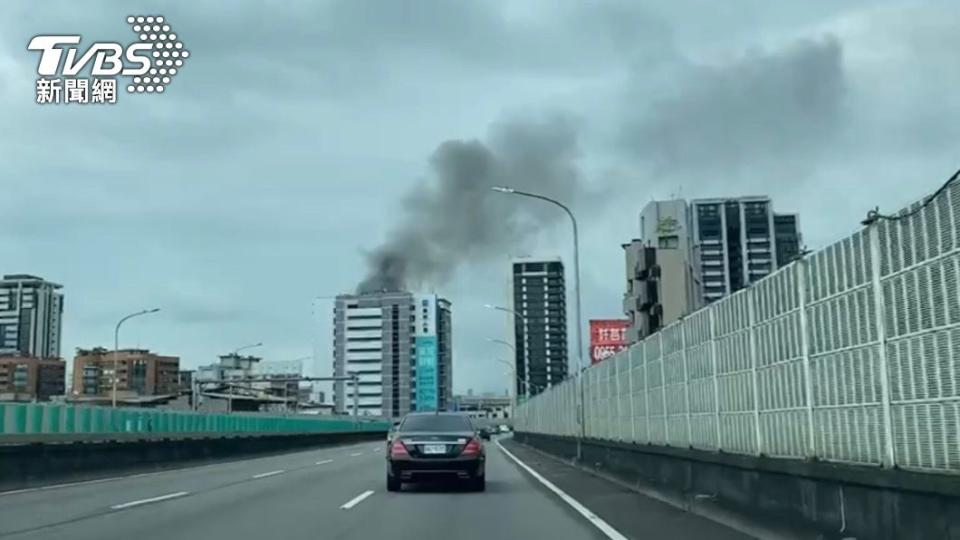 市民高架上都能看到濃煙。（圖／TVBS）