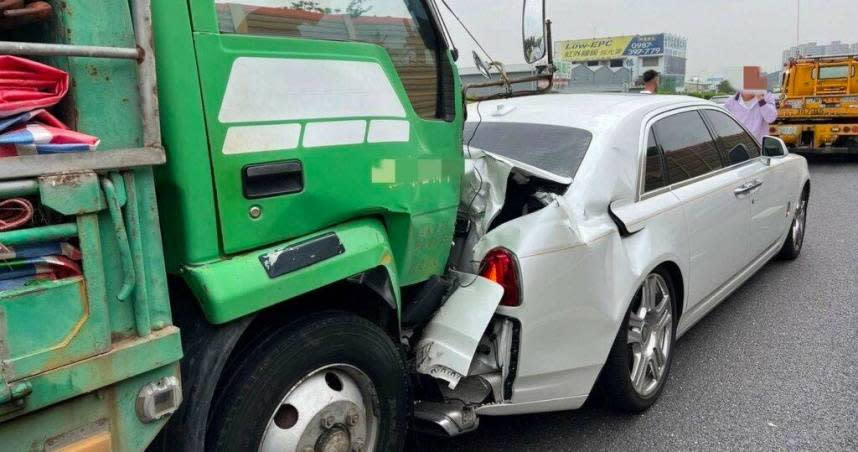 國道一號台南大灣路段於9日發生追撞車禍，有輛貨車從後方追撞前方白色勞斯萊斯，更烏龍外傳勞斯萊斯駕駛為全聯創辦人林敏雄。（圖／翻攝自記者爆料網）