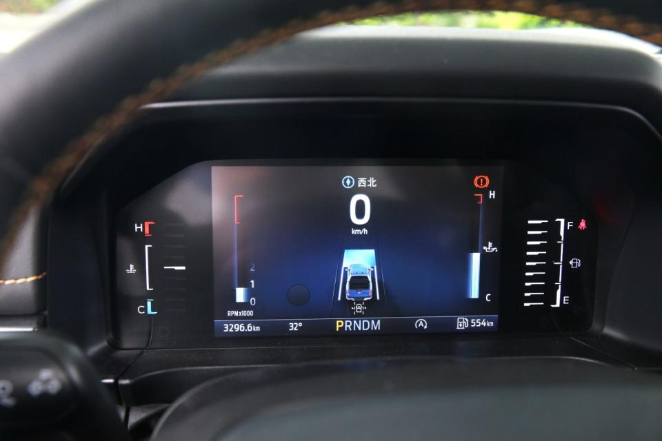 採用客製化機能的8吋全彩液晶智慧多功能儀錶板，帶來清晰簡潔的駕駛視覺介面。