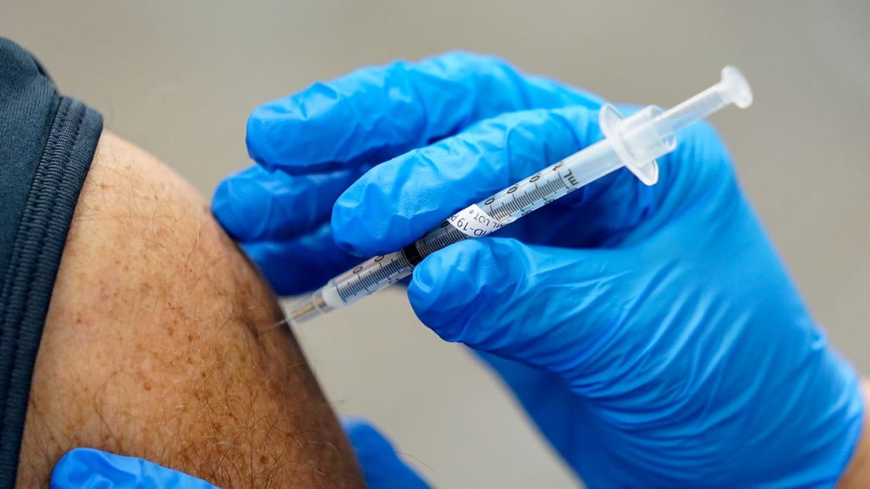 Ein Mann lässt sich in Southfield in Ohio gegen das Coronavirus impfen.