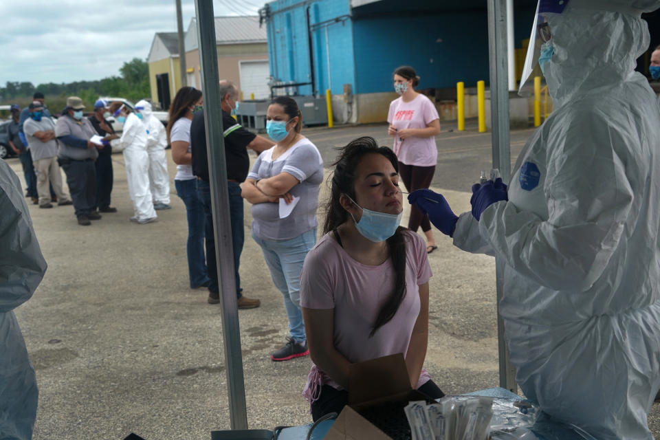 Los trabajadores inmigrantes de Atlantic Blueberry son sometidos a pruebas de COVID-19 en Hammonton, Nueva Jersey, el 27 de mayo de 2020. (Chang W. Lee/The New York Times)