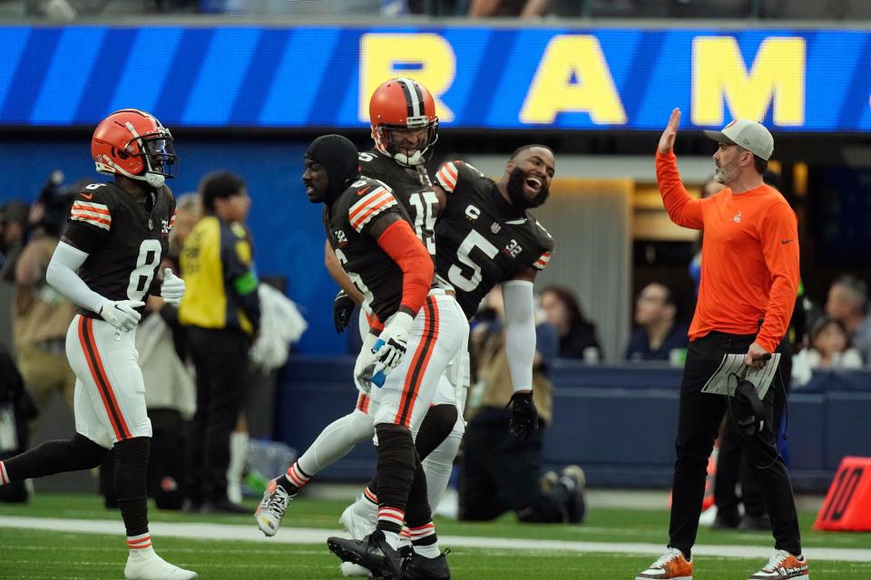 Browns coach Kevin Stefanski, right, celebrates with quarterback Joe Flacco (15) and other players after a touchdown catch by Jerome Ford against the Los Angeles Rams on Sunday in Inglewood, Calif.