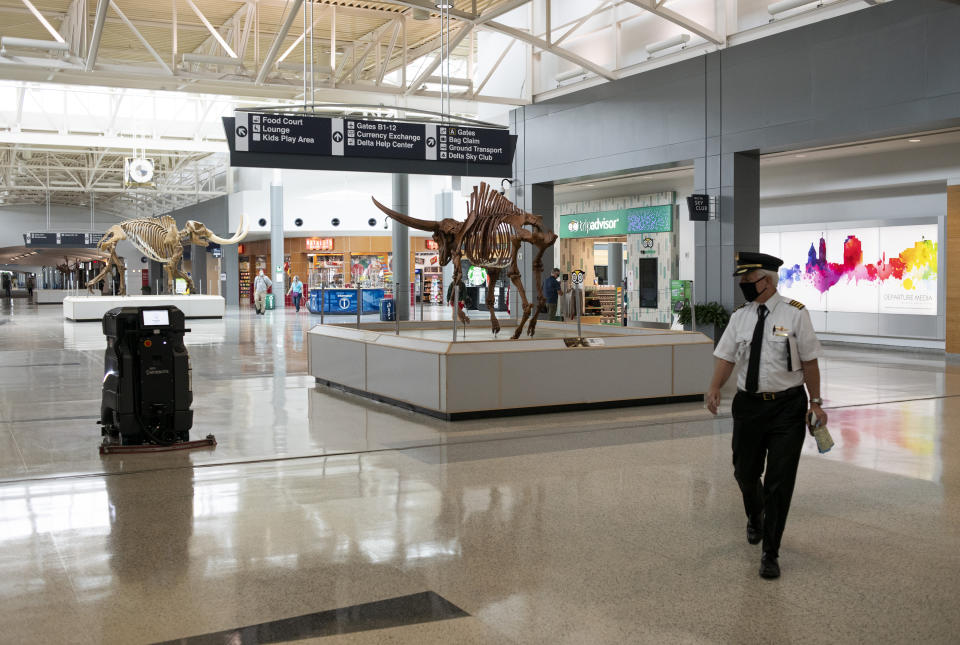 El robot cepillador de pisos Neo en el Aeropuerto Internacional de Cincinnati/Norte de Kentucky en Hebron, Kentucky, el 31 de julio de 2020. (Ty Wright/The New York Times)