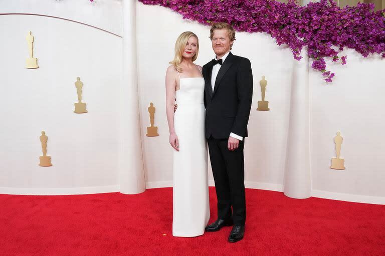 El blanco fue el tono elegido por Kirsten Dunst y el resultado fue un look radiante. La actriz lució un vestido de Gucci con escote cuadrado que por su simpleza resultó elegante. El toque lo dio el rojo furioso de su labial. Plemons, impecable, acompañó con un clásico negro
