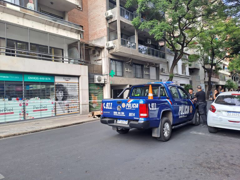 La Policía, en el lugar donde cayó el hombre del edificio