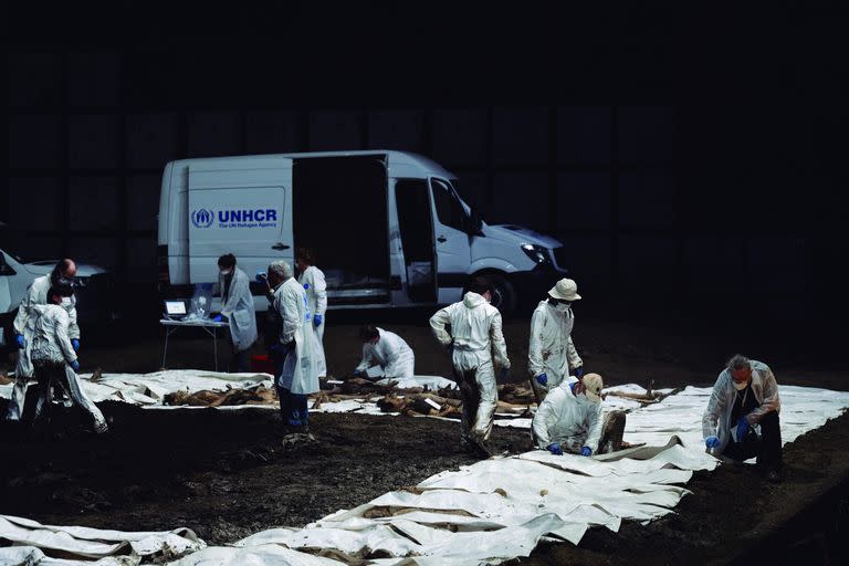 Cuando se estrenó en Francia en 2022, la puesta fue vinculada con la guerra en Ucrania (aunque la obra fue gestada antes del inicio del conflicto), en Buenos Aires, el director italiano imagina lecturas relacionadas con las marcas que dejaron los años 70 y 80 en nuestro país