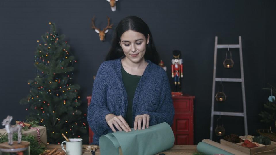 Mujer envolviendo regalos