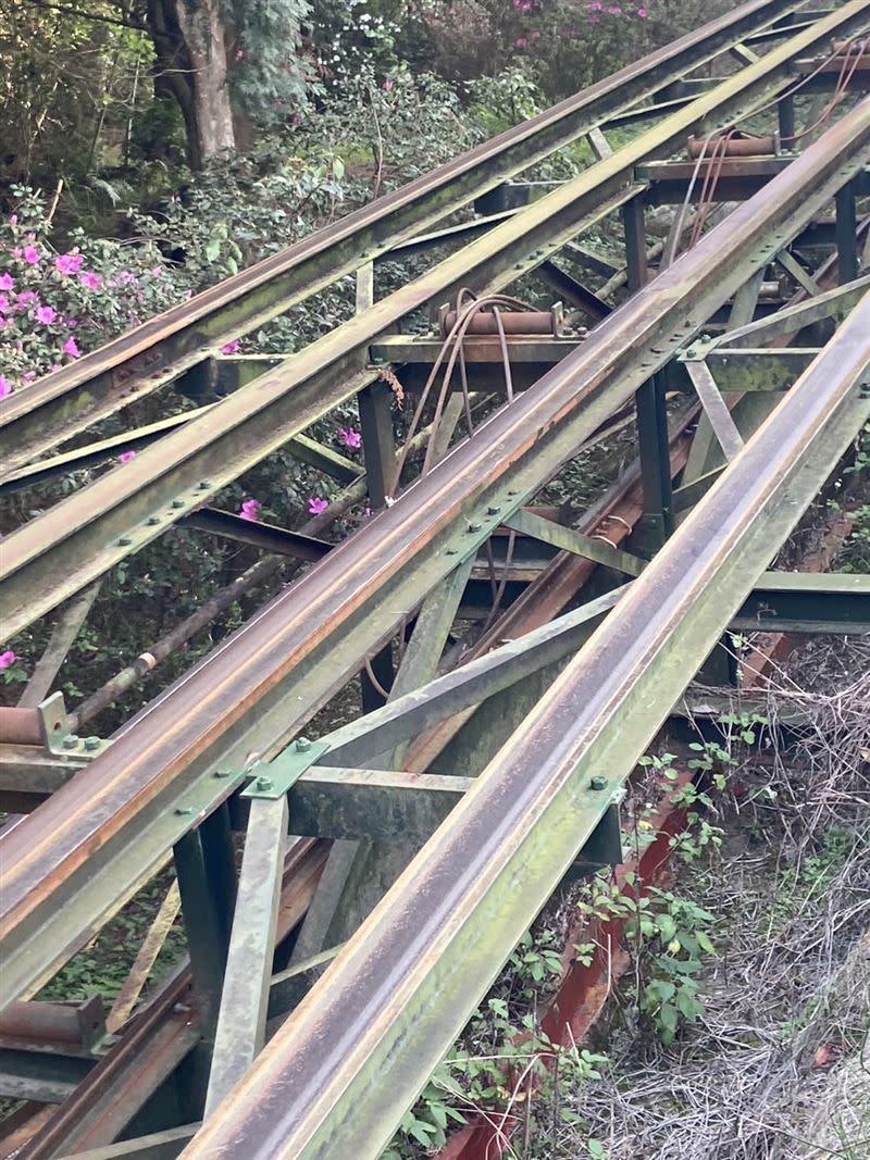 登山纜車運轉時繩索突然斷裂，纜車瞬間沿著軌道失速往下滑，欄杆都被撞斷。(圖／翻攝畫面)