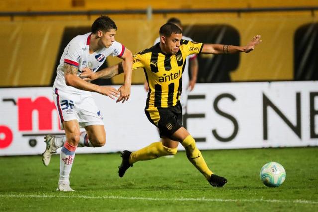 FUTBOL URUGUAYO : LA LUCHA POR LA ANUAL ENTRE PEÑAROL Y LIVERPOOL 