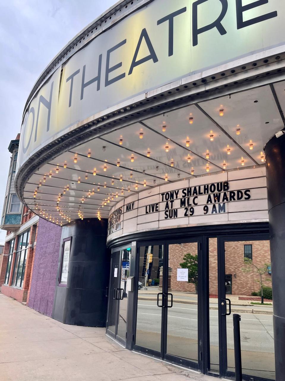 The Tarlton Theatre in downtown Green Bay welcomed actor Tony Shalhoub on Sunday afternoon for an appearance as part of the MLC Awards. The Green Bay native is a producer for one of the short films screened at the event. "2 Timers" stars his former "Wings" co-star Steven Weber.