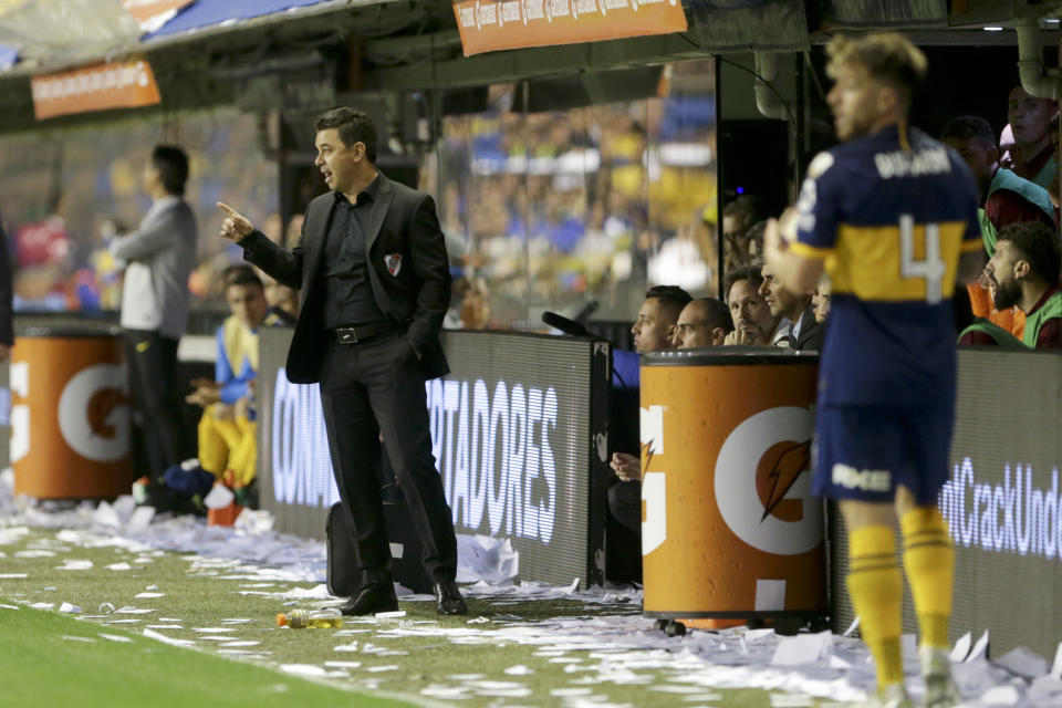 El técnico Marcelo Gallardo de River Plate da instrucciones durante el partido contra Boca Juniors en las semifinales de la Copa Libertadores, el martes 22 de octubre de 2019, en Buenos Aires. (AP Foto/Daniel Jayo)