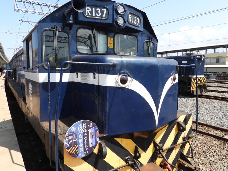 台鐵復古觀光列車「藍皮解憂號」外觀 台鐵觀光列車「藍皮解憂號」（圖）與日本「藍吉野 川觀光小火車」19日正式成為姊妹號，台鐵指出，藍 皮解憂號為全台唯一沒有空調、可開車窗、有掛電風 扇、沒有廣播設備的復古列車。 （台鐵提供） 中央社記者余曉涵傳真  113年4月19日 