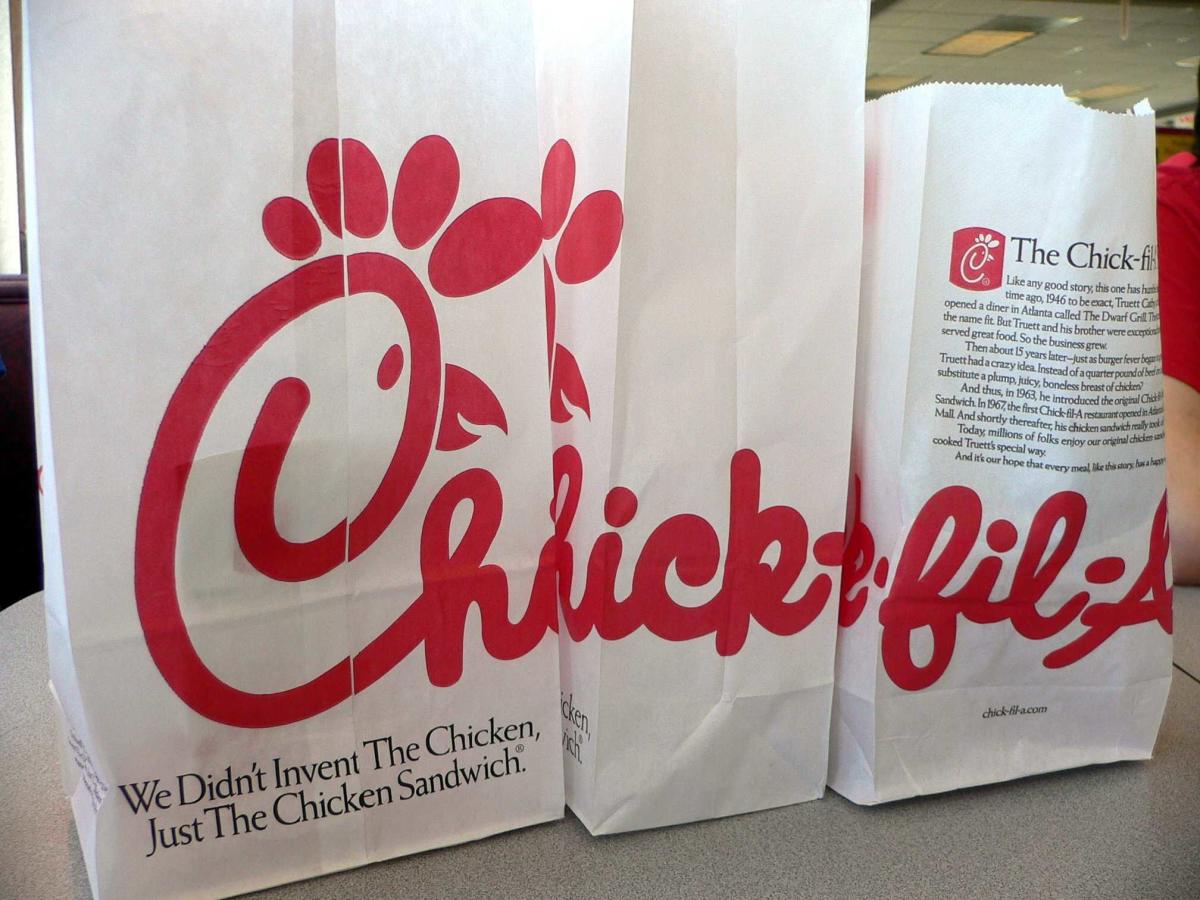 Chicks перевод на русский. Chick Fila. Chick fil a. Труэт Кэти chick-fil-a. Fil-a-fil ткань.