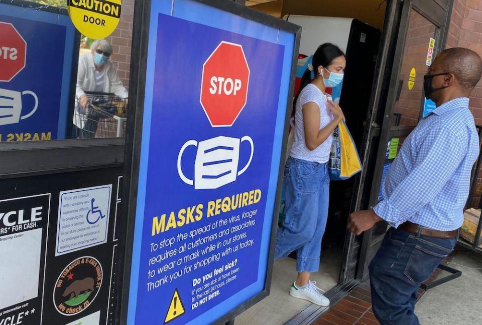 People shop at a Los Angeles grocery store enforcing the wearing of masks on July 23, 2021. / Credit: CHRIS DELMAS/AFP via Getty
