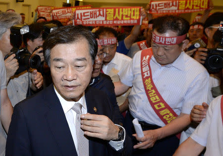 Vice Defense Minister Hwang In-moo is surrounded by residents living in Seongju where a U.S. THAAD anti-missile defense unit will be deployed, near the Defense Ministry in Seoul, South Korea, July 13, 2016. The banner reads "Desperately oppose deploying THAAD in Seongju". Ahn Eun-na/News1 via REUTERS