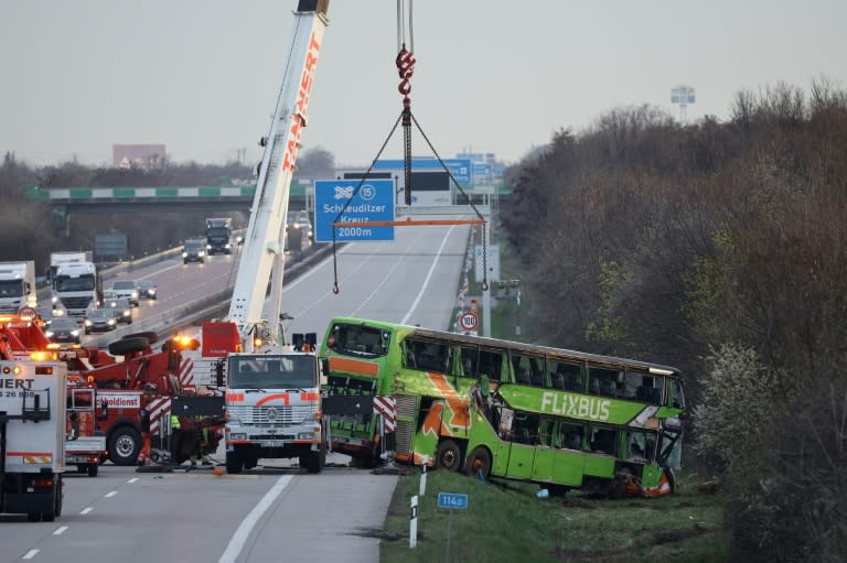 Nach dem schweren Busunglück auf der Autobahn 9 bei Leipzig ist die Identität von drei der vier Toten geklärt worden. Es handelt es sich um vier Frauen unter anderem aus Deutschland, Polen und Indonesien. (Jens Schlueter)