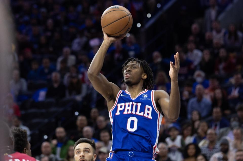 Tyrese Maxey attempting a floater