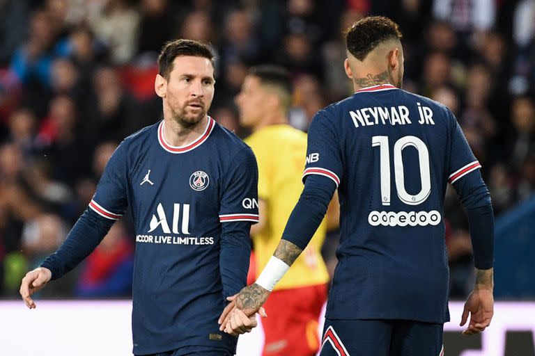 Messi y Neymar tras el final de una jugada en PSG-Lens