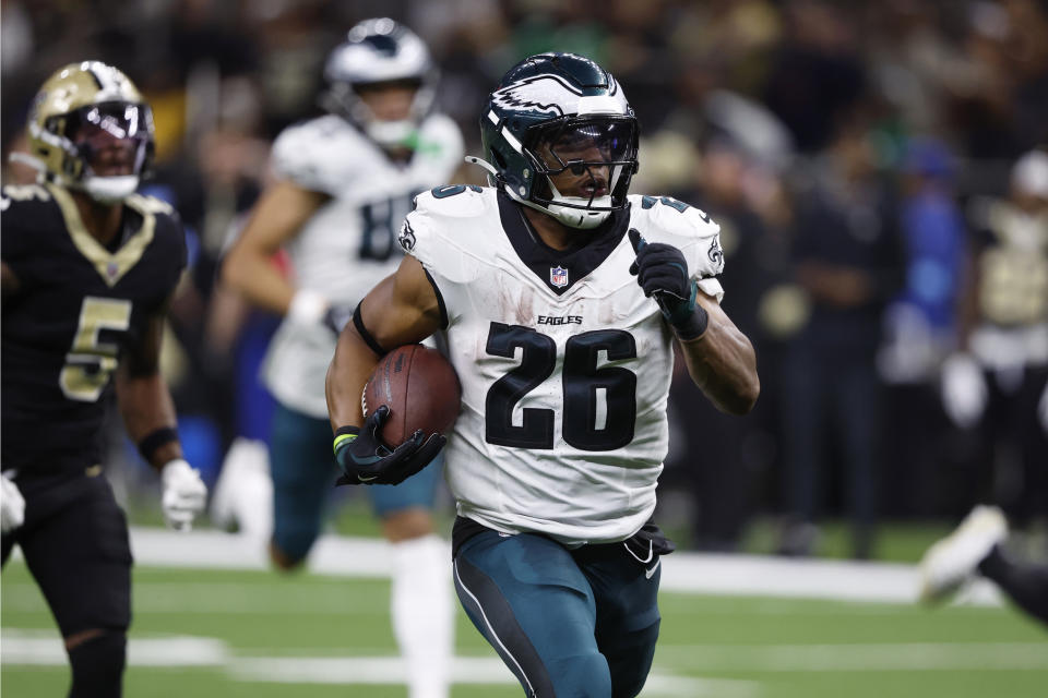 Pemain bertahan Philadelphia Eagles Saquon Barkley (26) berlari sejauh 65 yard untuk mencetak touchdown melawan New Orleans Saints di babak kedua pertandingan sepak bola NFL di New Orleans, Minggu, 22 September 2024. (Foto AP/Butch Dill)