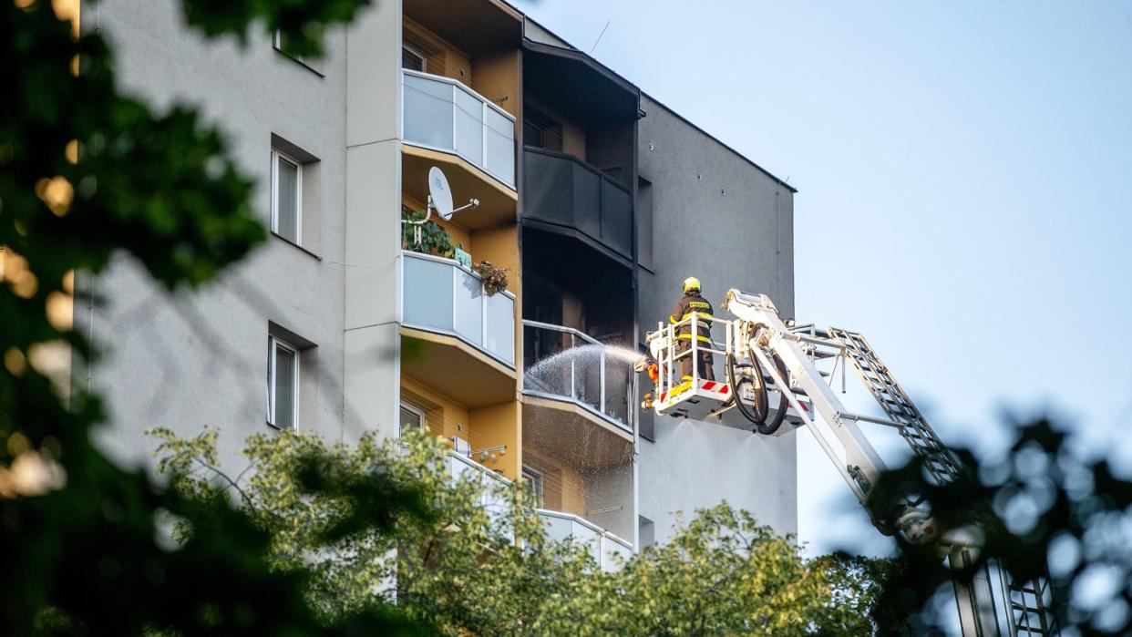 Feuerwehrleute bekämpfen den Brand in einem Hochhaus in Bohumin im Osten Tschechiens.