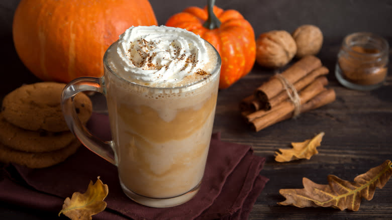 Pumpkin latte, cinnamon sticks, and cookies