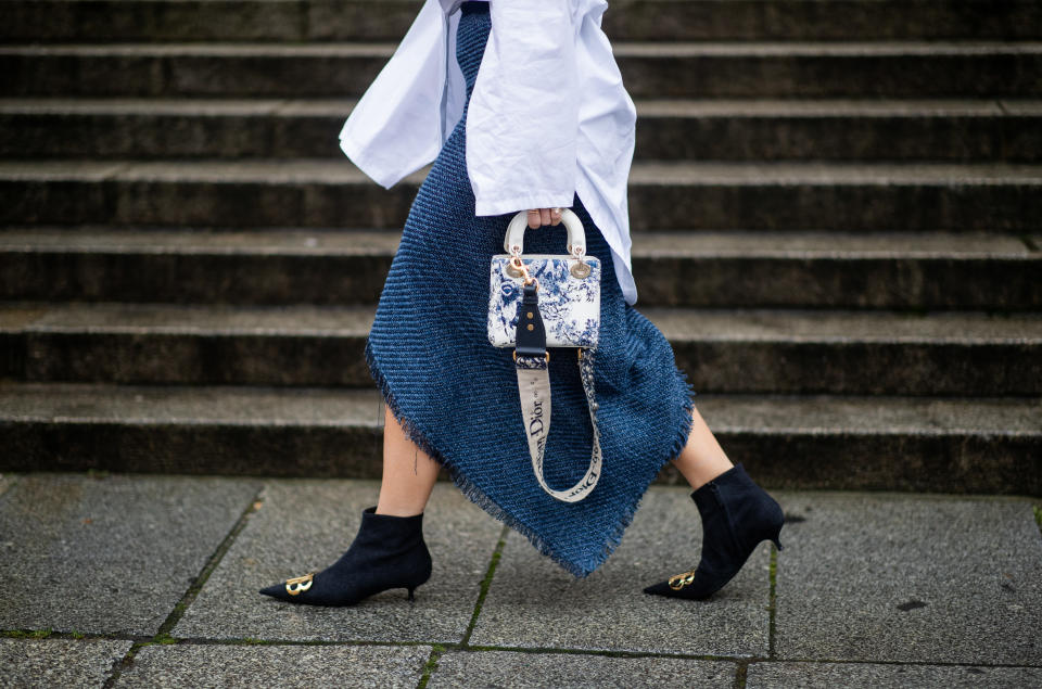 Aylin Koenig setzt bei allen Outfits auf ausdrucksvolle Accessoires (Bild: Getty Images)