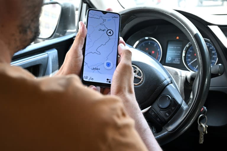 Hussein Khalil, montre sa géolocalisation par GPS brouillée sur l'application Uber à Beyrouth, le 11 juin 2024 (JOSEPH EID)