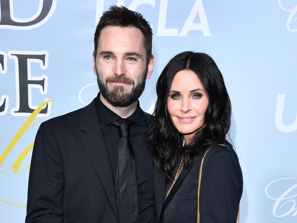 Johnny McDaid and Courteney Cox arrive at the 2019 Hollywood For Science Gala at Private Residence on February 21, 2019 in Los Angeles, California