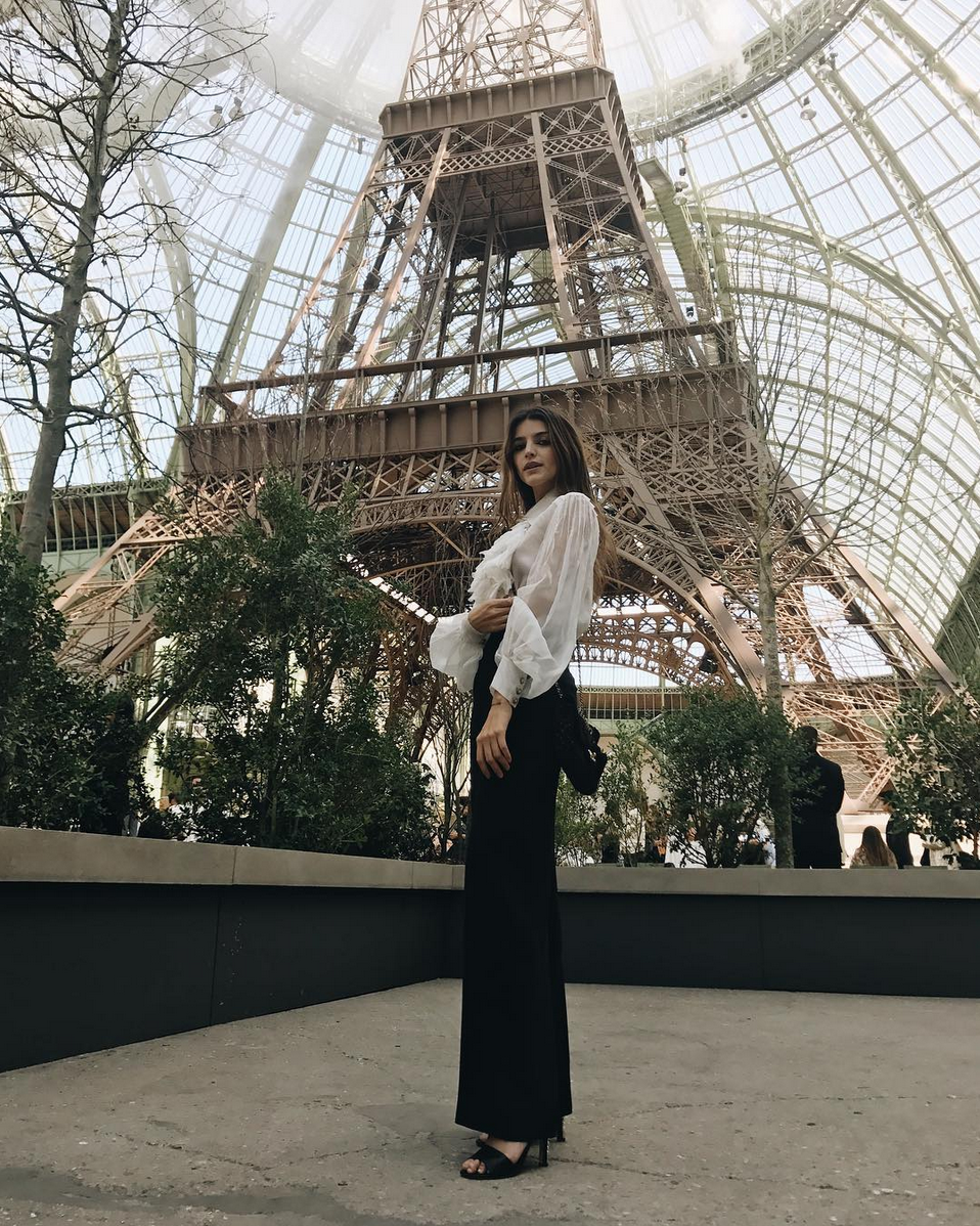 <p>“Querido Karl Lagerfeld, ¡no salgo de mi asombro! Esto fue fenomenal”, escribió en las redes sociales la <em>fashionista</em>, quien se mostró radiante con una blusa de seda blanca y pantalones negros de la pre-colección Ready-to-Wear Otoño-Invierno 2017/18 de Chanel. <em>– Foto: <a rel="nofollow noopener" href="https://www.instagram.com/lacalurivero/" target="_blank" data-ylk="slk:Instagram/lacalurivero/;elm:context_link;itc:0;sec:content-canvas" class="link ">Instagram/lacalurivero/</a></em> </p>