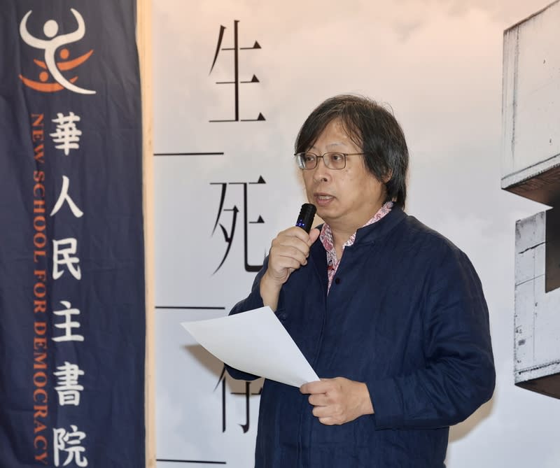 曾建元出席六四35週年藝術展記者會 華人民主書院協會23日在中正紀念堂舉辦「生死存 忘：六四35週年藝術展」記者會，協會常務理事曾建 元常務理事曾建元（圖）表示，對於六四事件的紀 念，早就不僅是關注中國民主問題，更多的是從普世 價值出發。 中央社記者張皓安攝  113年5月23日 