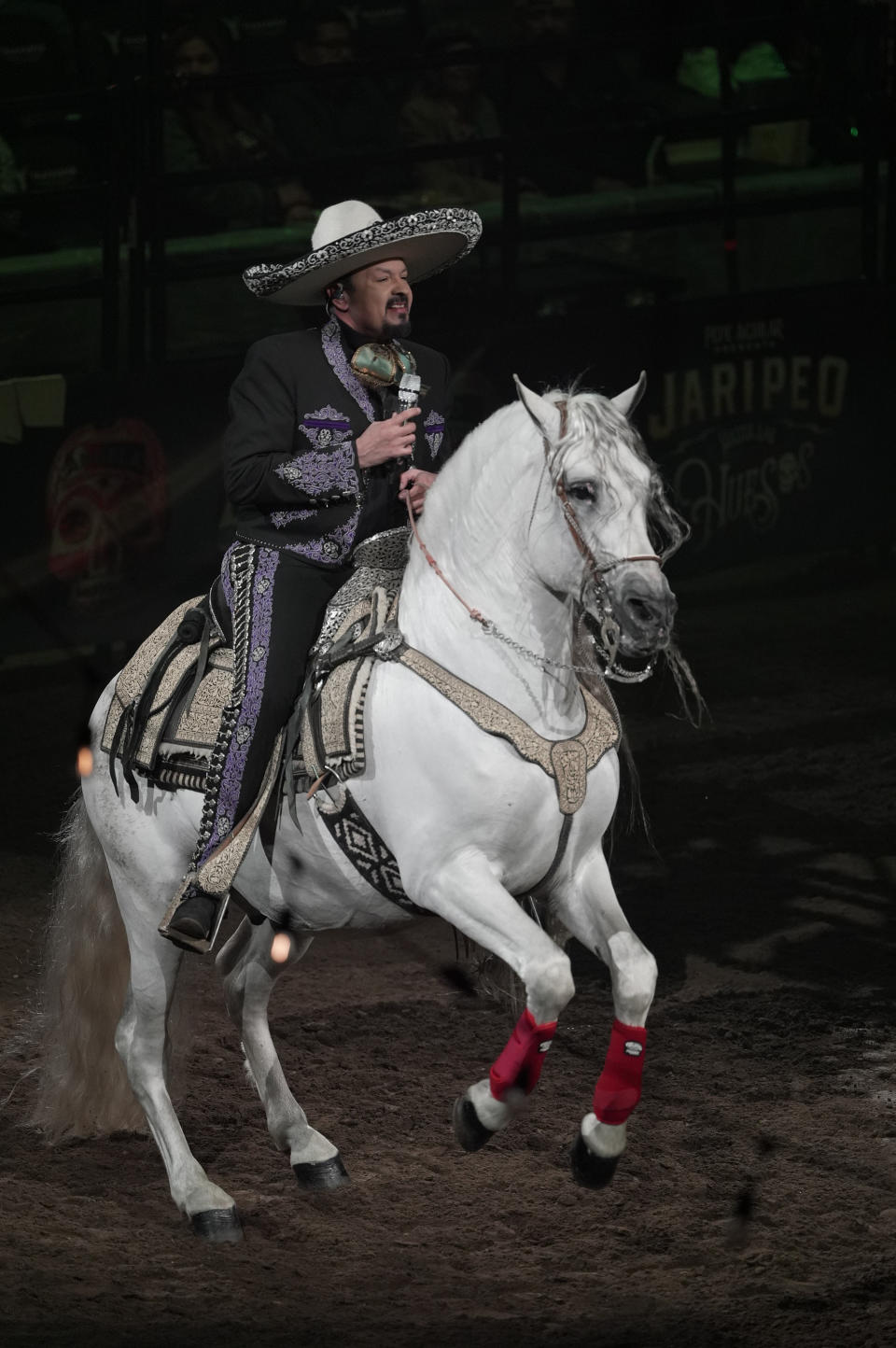 Pepe Aguilar monta un caballo en su espectáculo "Jaripeo hasta los huesos tour 2024" en el Honda Center en Anaheim, California, el viernes 29 de marzo de 2024. El espectáculo rinde homenaje al Día de Muertos, una conocida celebración mexicana. (Foto AP/Damian Dovarganes)