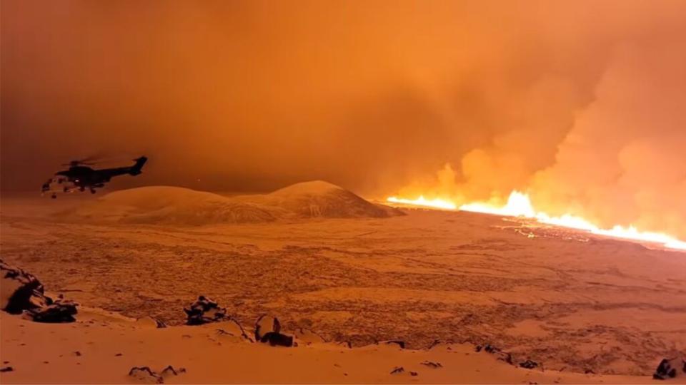 Vidéo montrant un hélicoptère des gardes-côtes islandais à proximité de la faille magmatique. // Source : Icelandic Coast Guard (vidéo)