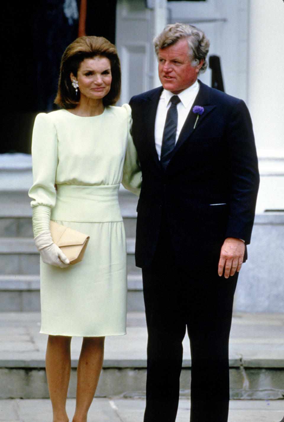 <a href="https://es.vida-estilo.yahoo.com/12-vestidos-jackie-kennedy-inspirar-look-invitada-boda-153105454.html" data-ylk="slk:Jackie Kennedy;elm:context_link;itc:0;sec:content-canvas;outcm:mb_qualified_link;_E:mb_qualified_link;ct:story;" class="link  yahoo-link">Jackie Kennedy</a> es un icono de moda atemporal, y es que su look para el enlace de Caroline Kennedy y Edwin Schlossberg sigue siendo de lo más acertado a día de hoy. La ex primera dama estadounidense confió en Carolina Herrera y el resultado fue este precioso vestido <em>midi </em>en color verde. (Foto: PL Gould / Getty Images)