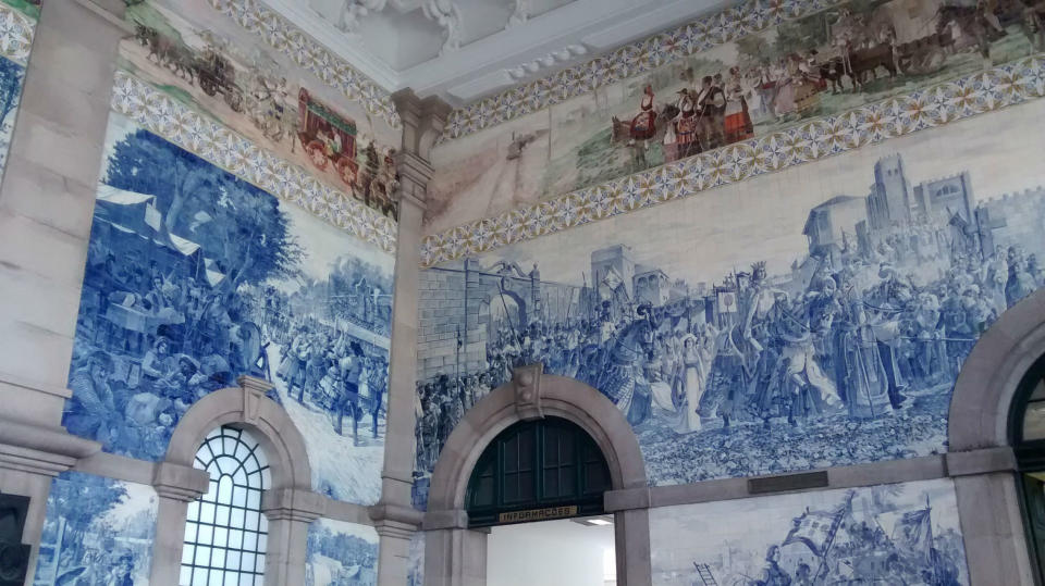 <p>São Bento se inauguró en 1916 y se construyó sobre los restos de un antiguo convento. Su interior destaca más que su fachada gracias a sus históricos azulejos. (Foto: <a rel="nofollow noopener" href="https://pixabay.com/" target="_blank" data-ylk="slk:Pixabay;elm:context_link;itc:0;sec:content-canvas" class="link ">Pixabay</a>). </p>