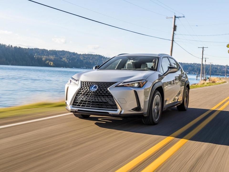 LEXUS UX250h技術規格： 長寬高：4,495mm×1,840mm×1,520mm 軸　　距：2,640mm 座位數：5人座 平均油耗：21.7km/公升 標配售價：149.9萬元