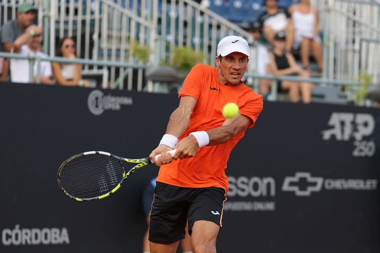 Un revés de Facundo Bagnis, que al borde de cumplir 34 años alcanzó en el Córdoba Open su segunda final en el nivel de torneos ATP; la protagonizará contra el italiano Luciano Darderi.