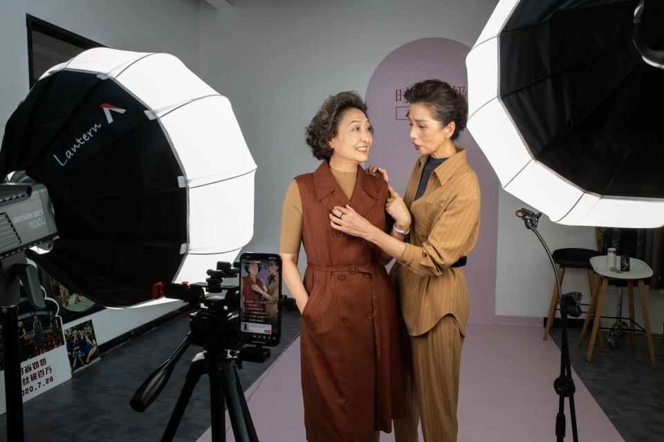 Foto archivo/ Sun Yang, a la izquierda, y Lin Wei, de Glamma Beijing, durante una transmisión en directo en la que venden su propia línea de ropa, en Pekín, el 30 de agosto de 2022. (Gilles Sabrié/The New York Times)