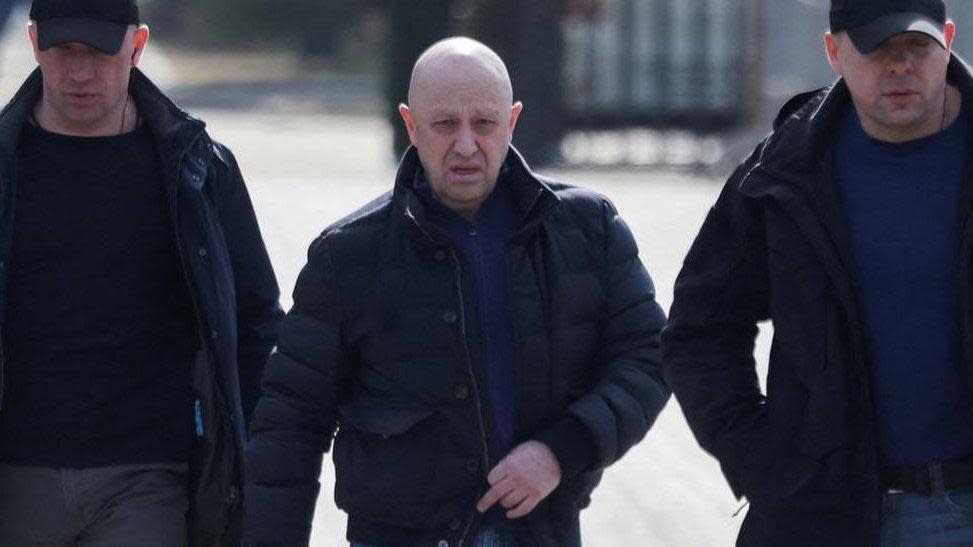 Prigozhin con dos agentes de seguridad