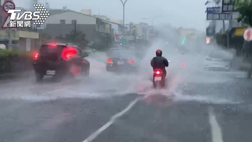 中央氣象局針對西半部地區發布豪大雨特報。（示意圖／TVBS）