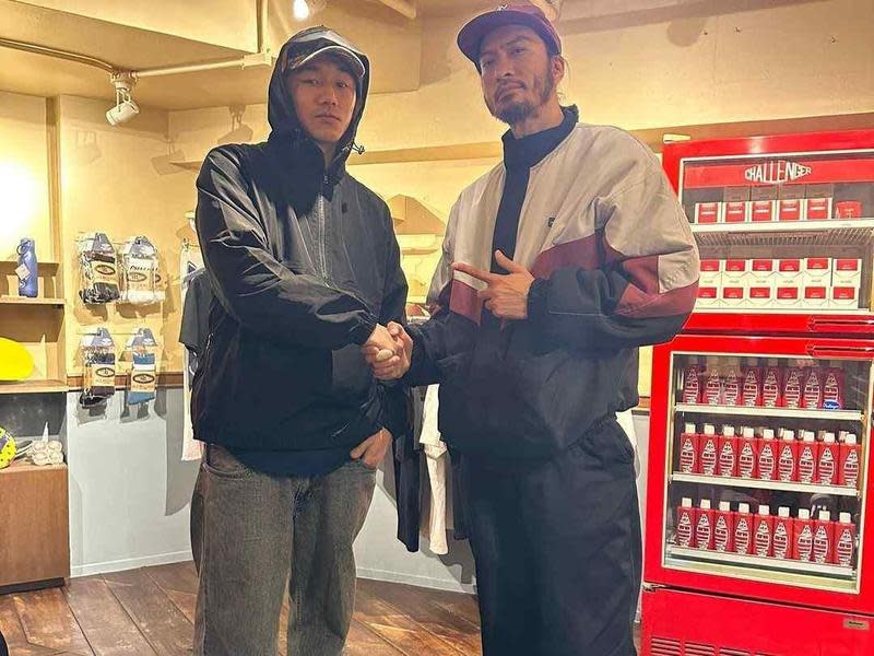 長瀨智也（右）上週低調來台挺好友的展覽，與台灣滑手柯家恩合影留念。（翻攝自柯家恩Instagram）