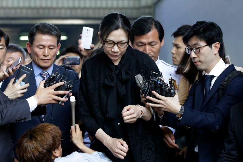 2015年5月22日，大韓航空前高階主管、母公司「韓進集團」總裁趙亮鎬大女兒趙顯娥為「堅果門」惡行出庭。（AP）