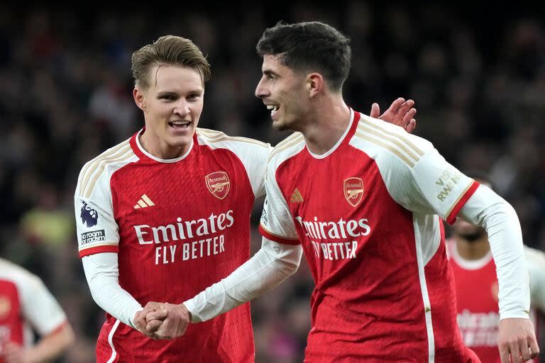 Odegaard festeja con Havertz; Arsenal quedó como puntero por mejor diferencia de gol