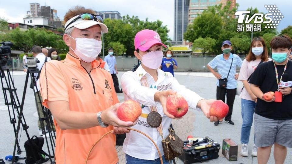 孫鵬、狄鶯發送蘋果祝福大家「平安」。（圖／許方正攝）