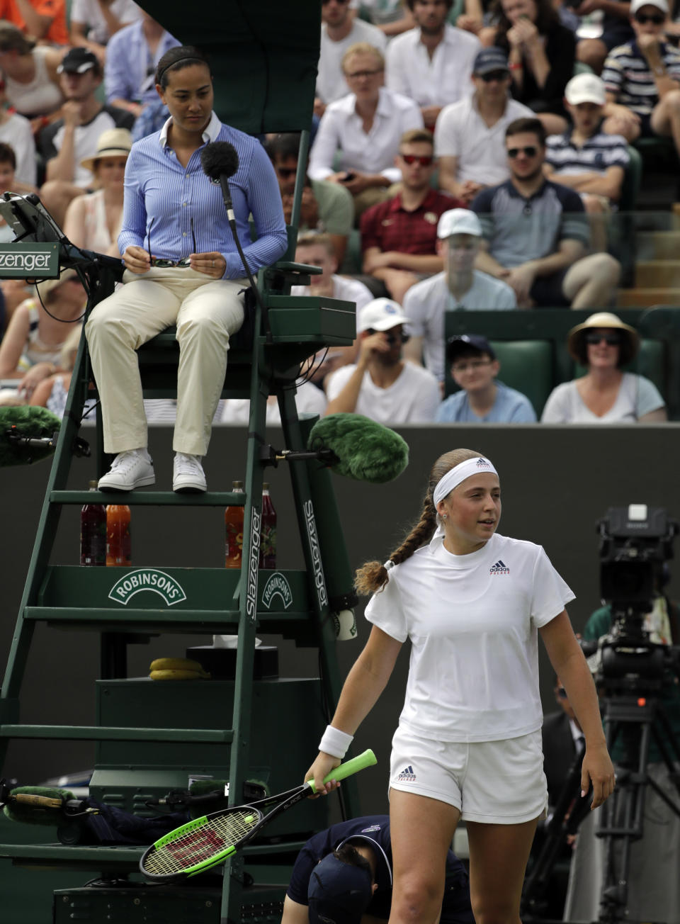 People couldn’t help but notice how similar her outfit was to the umpire’s. Photo: AAP